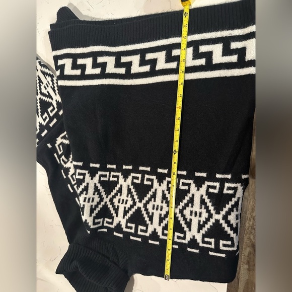 Black and White Geometric Sweater - Picture 8 of 10